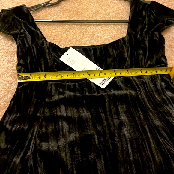 Urban outfitters, beautiful velvet dress perfect for the Christmas party!!😍 - Picture 8 of 10